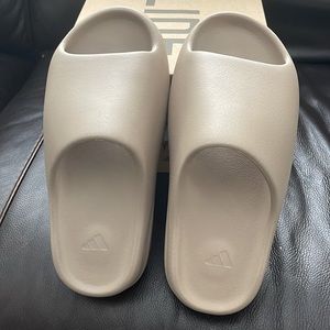 New in box Yeezy Slides original  Size 9 Men Pure